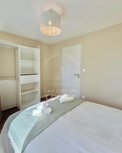 une chambre avec un lit avec deux serviettes dessus dans l'établissement La Petite Plage, à Merlimont