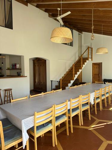 une grande salle à manger avec une grande table et des chaises dans l'établissement Mas Pepette, à Collias