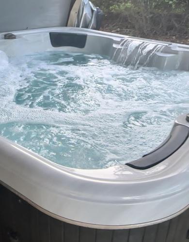 d'un bain à remous avec une cascade. dans l'établissement Mas Pepette, à Collias