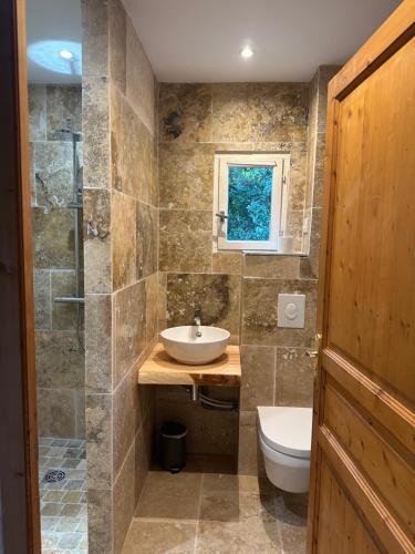 une salle de bain avec un lavabo et des toilettes dans l'établissement Mas Pepette, à Collias
