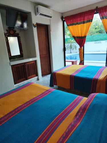 Ένα ή περισσότερα κρεβάτια σε δωμάτιο στο Hotel J.B.