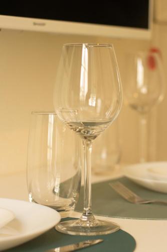 deux verres à vin vides assis sur une table dans l'établissement Saint Germain de Près tout équipé - Emplacement exceptionnel au Coeur de Paris, à Paris