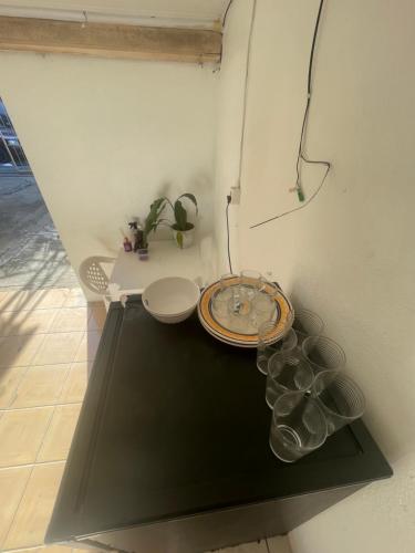 baño con lavabo y una mesa en un estante en Apartamento completo - Dpto completo con mejor precio!, en São Gabriel