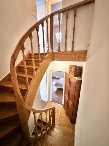 un escalier en colimaçon en bois dans une maison avec une cage d'escalier dans l'établissement Maison confortable et élégante - 2 chambres - Berck-Plage, à Berck-sur-Mer