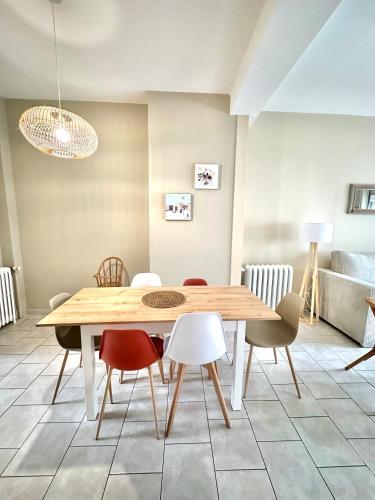 une salle à manger avec une table et des chaises en bois dans l'établissement Maison confortable et élégante - 2 chambres - Berck-Plage, à Berck-sur-Mer