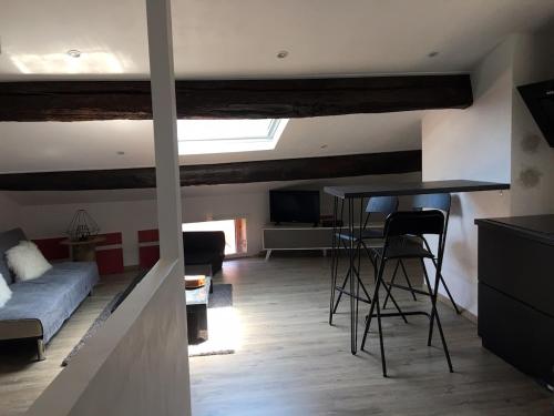 un salon avec un canapé et une table dans l'établissement Appartement rénové près des plages, à Collioure