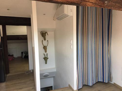 une chambre dotée d'un mur avec un bois sur le mur dans l'établissement Appartement rénové près des plages, à Collioure