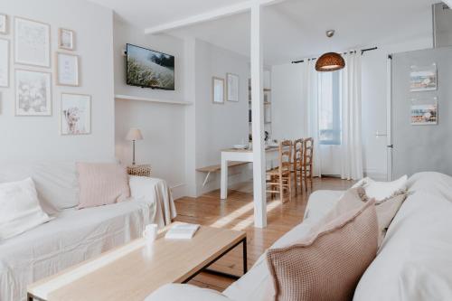 Ruang duduk di Proche Honfleur Chaleureux Duplex Centre Ville 2