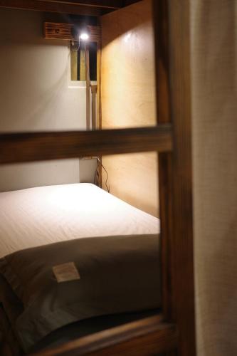 a view of a bed in a small room at 旅兜- house in Lanyu
