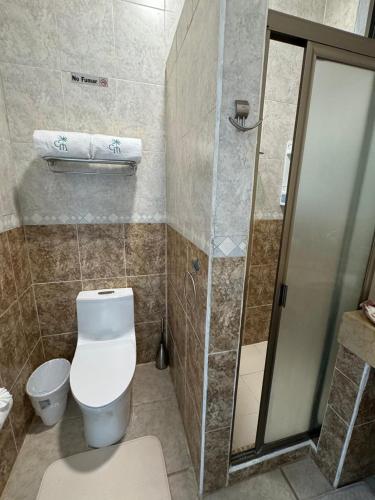 a small bathroom with a toilet and a shower at Casa Mismaloya Selva in Cedro