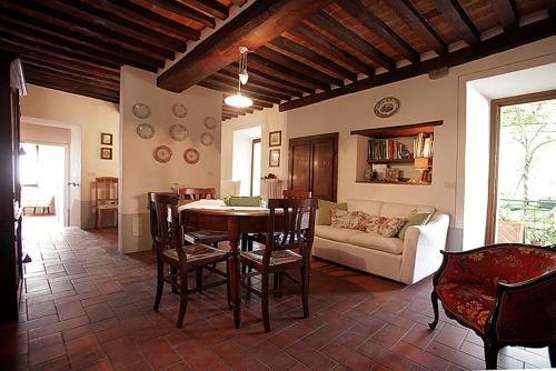 a living room with a table and a couch at Casa dell'Ermanna in Cortona
