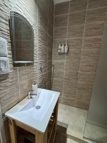a bathroom with a white sink and a shower at Departamento de La Nonna in Posadas