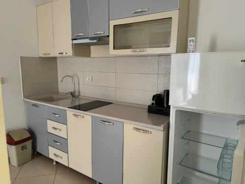 Una cocina o zona de cocina en KuneVain Guest House
