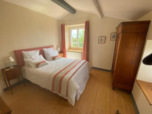 Postel nebo postele na pokoji v ubytování Les gîtes des Lauriers roses Chambre privée Île d Oléron