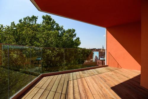an empty balcony with a view of the trees at Hôtel Belvue in Brussels