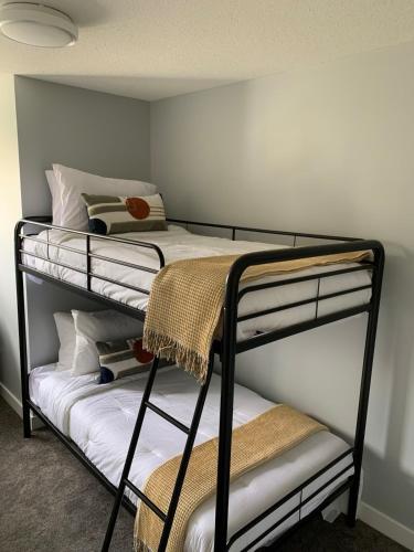 a room with two bunk beds with towels on them at Spacious Drumheller-RetreatMuseum & Golf in Drumheller