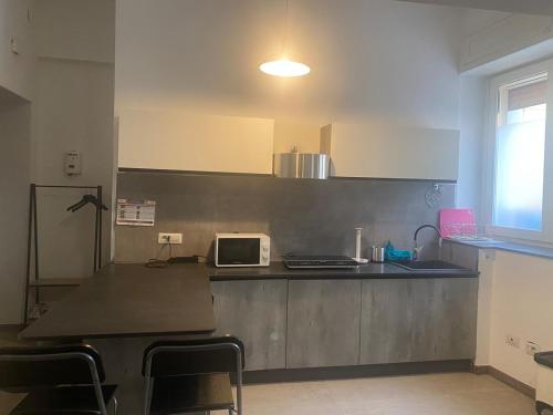 Η κουζίνα ή μικρή κουζίνα στο super central studio apartment