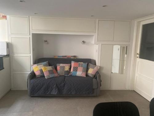 Χώρος καθιστικού στο super central studio apartment