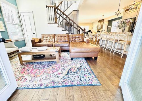 Χώρος καθιστικού στο French Provincial with Grand Piano- Steps from DC