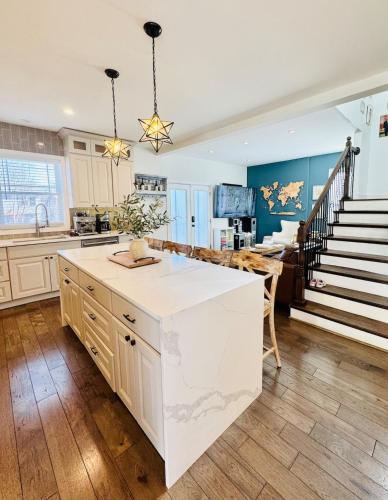 Η κουζίνα ή μικρή κουζίνα στο French Provincial with Grand Piano- Steps from DC