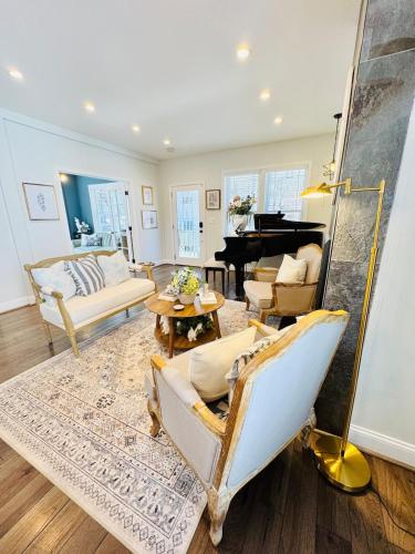 Χώρος καθιστικού στο French Provincial with Grand Piano- Steps from DC