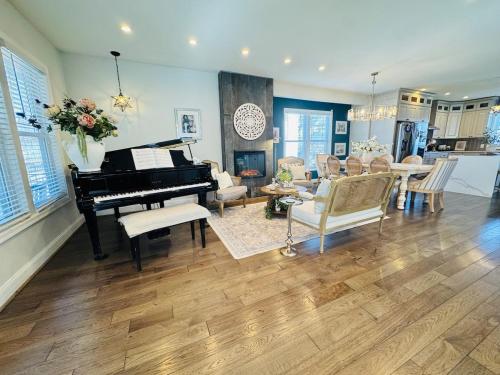 Χώρος καθιστικού στο French Provincial with Grand Piano- Steps from DC