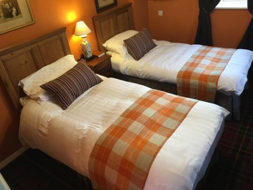 a hotel room with two beds and a window at Robin Hood Inn in Wall Houses