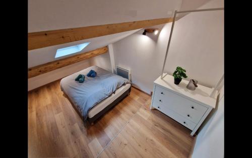 - une chambre avec un lit et une commode dans l'établissement Magnifique T4 intra-muros centre, à Avignon