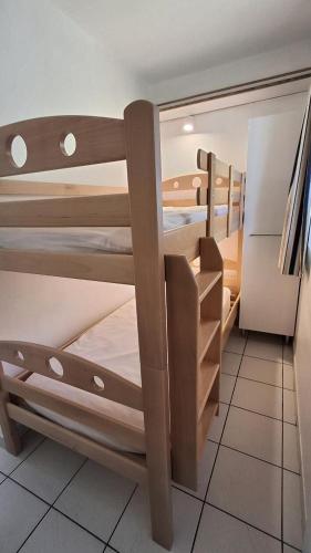 un groupe de lits superposés dans une pièce dans l'établissement Résidence le Hameau de Cap Esterel - maeva Home - Studio vue mer 4 personnes - Sélection - super Home MAE-2721, à Saint-Raphaël