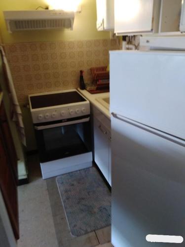 Il comprend une petite cuisine équipée d'une cuisinière et d'un réfrigérateur. dans l'établissement Appartement aéré avec vue sur la mer , plage 50m et piscine 20m dans la résidence, au Barcarès