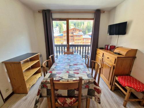 une salle à manger avec une table et des chaises et une fenêtre dans l'établissement Résidence Grand Argentier - Appartement centre station 4/6 personnes MAE-2925, à Modane