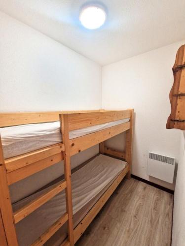 Cette chambre comprend 2 lits superposés. dans l'établissement Résidence Grand Argentier - Appartement centre station 4/6 personnes MAE-2925, à Modane