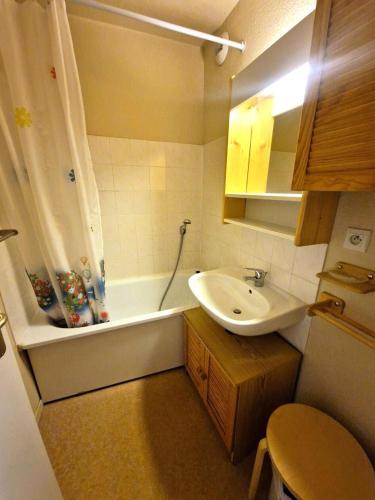 une salle de bain avec un lavabo et une baignoire et un lavabo dans l'établissement Résidence Grand Argentier - Appartement centre station 4/6 personnes MAE-2925, à Modane