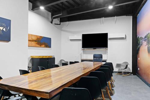 a conference room with a large wooden table and chairs at Homesuites Malecon in Culiacán
