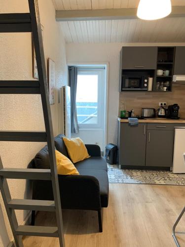 Il comprend un salon avec une mezzanine et une cuisine. dans l'établissement Petit studio du Palais, à Les Sables-dʼOlonne