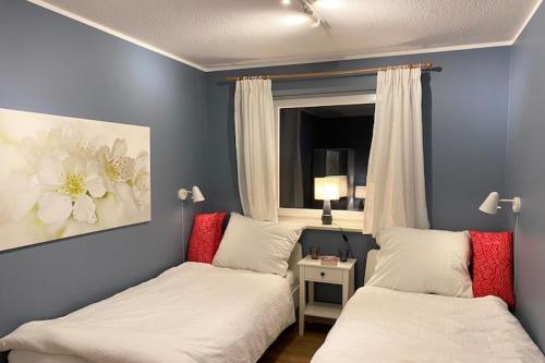 Dos camas en una habitación con paredes azules. en Ferienwohnung, St Peter - Ording, en Sankt Peter-Ording