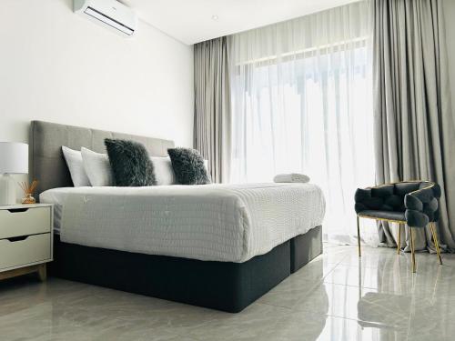Una cama o camas en una habitación de Blue Diamond Luxe-Setlhoa