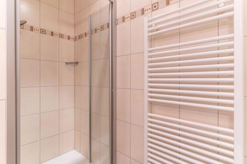 una ducha con puerta de cristal en un baño en Ferienwohnung in Büsum in traumhafter Lage, en Büsum