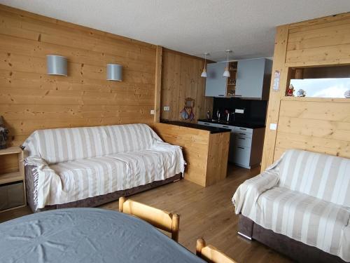 un salon avec un canapé et une cuisine dans l'établissement Résidence Chamoisiere - Superbe studio rénové tout confort - Très belle vue MAE-8434, à Montgenèvre