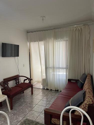 ein Wohnzimmer mit einem Bett, einem TV und einem Sofa in der Unterkunft Flat CTC - Golden Thermas Residence - Torre B in Caldas Novas