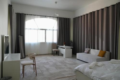 Ένα ή περισσότερα κρεβάτια σε δωμάτιο στο All Villa for rent in Abu Dhabi 7 Rooms near Corniche