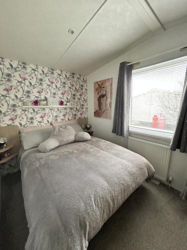 Katil atau katil-katil dalam bilik di VerbKin 6 Berth Caravan Holiday St Osyth Clacton-on-sea - 3 bedrooms