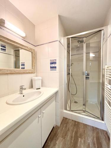 une salle de bain avec un lavabo et une douche dans l'établissement L'Éclatant, Lumineux, Centre-ville, à Royan