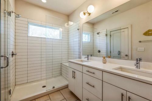 Et badeværelse på PoolTable-15 Mins to Uptown & DT-King Bed!