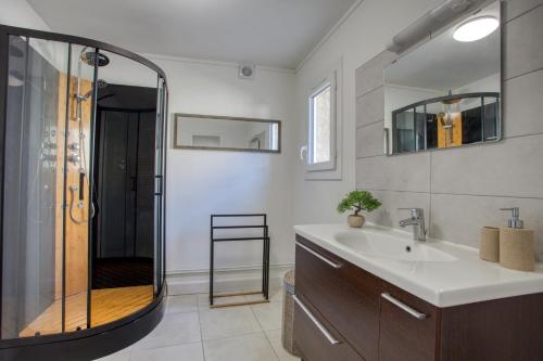 a bathroom with a sink and a shower at 2 pièces, charmant, central, climatisé," Amorada " in Sarlat-la-Canéda