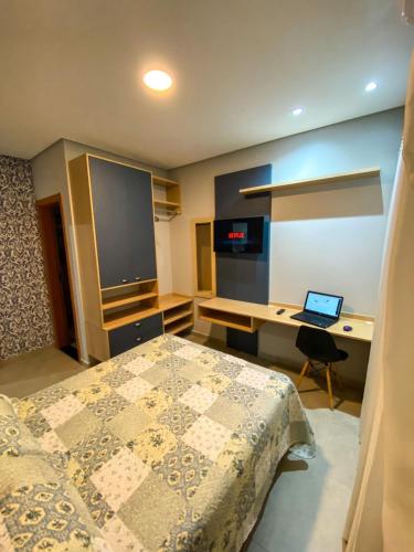 Postel nebo postele na pokoji v ubytování APARTAMENTO Completo 100 Metros PRAIA 19 Minutos BETO CARREIRO