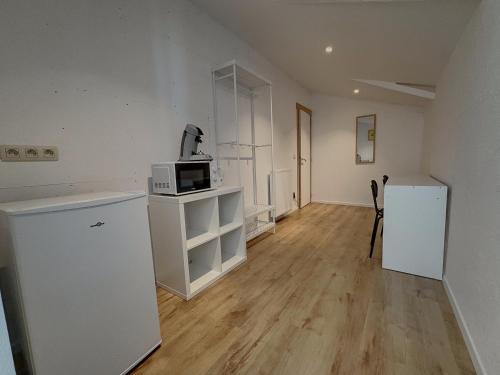 an empty room with a microwave and a refrigerator at Jean 1B Brussels-Charleroi-Airport in Charleroi