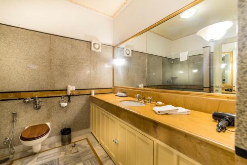 Ein Badezimmer in der Unterkunft Fort Rajwada,Jaisalmer
