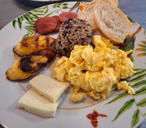 eine Platte mit Eiern, Brot und Käse in der Unterkunft Birding Corcovado Eco Lodge in Puerto Jiménez