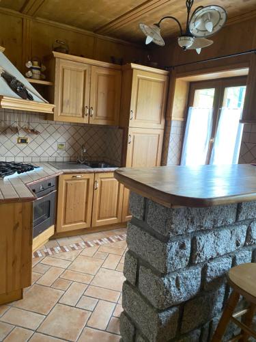 eine Küche mit einer Steininsel in der Mitte in der Unterkunft Villa Avio in Temù